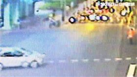 翁男騎車未戴安全帽遭開單，他竟朝警員怒罵三字經，還動手推擠警員，遭對方施以過肩摔制伏，造成翁男左小腿骨折，事後還被依妨害公務罪移送法辦（翻攝畫面）