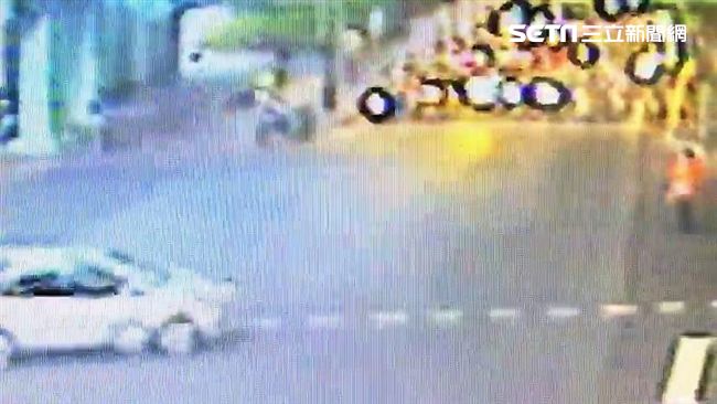 不滿被開單飆罵警　他慘遭過肩摔制伏