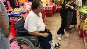 ▲洪金寶遭目擊坐輪椅上菜市場。（圖／翻攝新浪娛樂）