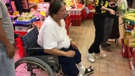 野生洪金寶坐輪椅？網友驚：什麼情況