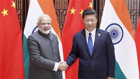 中印對峙後　習近平會莫迪談和平中印邊界對峙落幕後，中國大陸國家主席習近平（右）5日在廈門會見印度總理莫迪（左）。雙方同意增進政治互信，努力維護邊境地區和平安寧。（中新社提供）中央社　106年9月5日