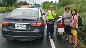 載女兒就醫爆胎　波麗士大人神救援／臺東縣警察局關山分局臉書