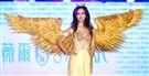 周曉涵內衣走秀金黃色華麗翅膀展現獅子座的霸氣。（記者邱榮吉/攝影）