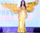 周曉涵內衣走秀金黃色華麗翅膀展現獅子座的霸氣。（記者邱榮吉/攝影）