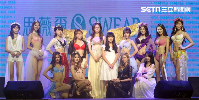 周曉涵內衣走秀金黃色華麗翅膀展現獅子座的霸氣。（記者邱榮吉/攝影）