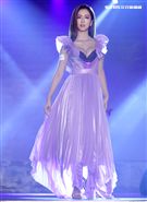 周曉涵內衣走秀金黃色華麗翅膀展現獅子座的霸氣。（記者邱榮吉/攝影）