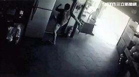 李男吸毒成癮，長期對阿嬤恐嚇討錢，甚至無視保護令，導致阿嬤精神受創而中風，並連夜搬家躲藏，李男找上鄰居要人，警方歷經連日蒐證，循線將他拘提到案送辦（翻攝畫面）