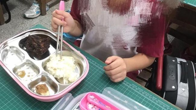 營養午餐炸雞如黑炭　學校竟這樣解釋
