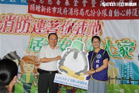 政慧基金會執行長曾瓊瑤代表捐贈並由消防局主任秘書陳國忠代表受贈。（圖／翻攝畫面）