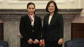 蔡總統頒贈郭婞淳五等景星勳章（3）總統蔡英文（右）7日在總統府頒贈舉重國手郭婞淳（左）「五等景星勳章」，郭婞淳語帶哽咽地說，未來，希望可以透過體育賽事，讓所有國民團結起來，再一次讓大家的心繫在一起，並讓世界看見台灣。中央社記者張新偉攝  106年9月7日