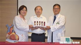 罹患冠心病60多歲吳先生（中），裝置「植入式心律去顫器」追蹤治療，偵測心肌缺氧警訊，回診治療撿回一命。（圖／亞東醫院提供）
