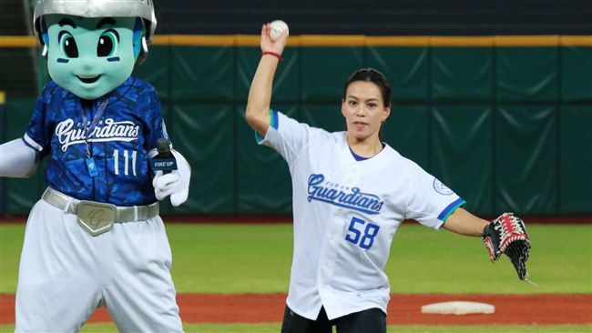 趕場服裝變變變　郭婞淳為富邦開球