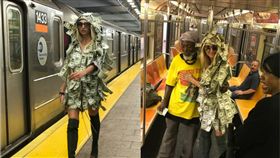 地鐵,鈔票,花花公子,玩伴女郎,辣模,Victoria Xipolitakis　圖／翻攝自IG