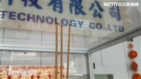 超狂!機械手臂拿香拜拜 24小時不間斷