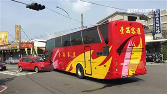 等紅燈遭左轉客運撞上　金孫一秒爆哭