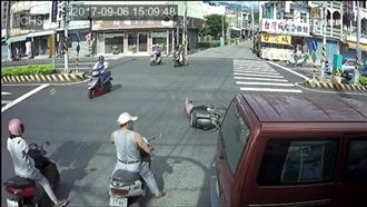 老阿嬤騎車遭撞倒地　眾人齊力神救援