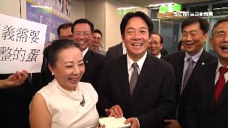 賴清德北上　張花冠送「蛋蛋」離別禮