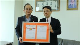 左：國泰綜合醫院資訊部部長　鄭有恭
右：社團法人臺灣聯凱衛生醫管研究協會理事長　顏志展
頒發SSL/TLS 資訊交換安全防護能力認證通過證書
