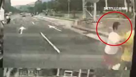 晨運老夫婦遭公車撞　妻捨身救夫身亡
