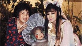 周遊捧出潘迎紫。（圖／鏡週刊提供）