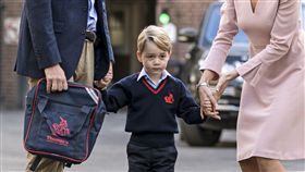 英國喬治小王子開學去上課，可愛模樣萌翻。（圖／美聯社／達志影像）
