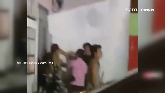 陣頭遶境爆衝突　男遭多人圍攻猛踹