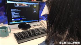 女網友上網示意圖（記者雷明正攝）