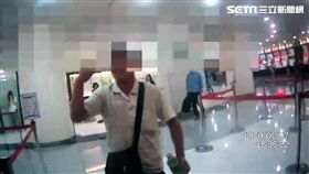  網路電台主持人張尚中，深夜欲搭國光客運返回南投，但客運公司並未發車，酒醉的張男便在現場咆哮，警方到場盤查身分，他拒絕受檢被逮，訊後依社維法逕行裁罰（翻攝畫面）