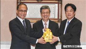 行政院聯合交接典禮，新舊任院長林全、賴清德在監交人副總統陳建仁主持下交接印信 圖／記者林敬旻攝影