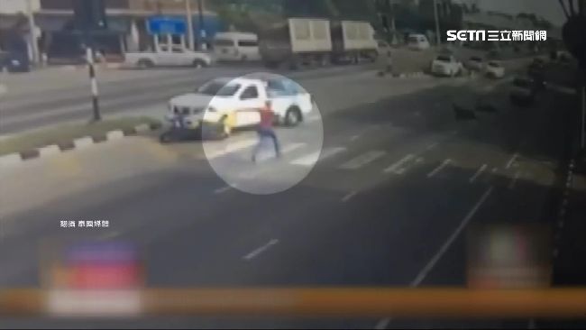 騎士遭撞倒地　蜘蛛人飛奔擋車救人