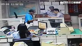 梁男借給女鄰居2萬元，雙方約定10天還款，對方帶徐姓男子一同前來，並拿出3張百元美鈔代償9千元債務，梁男過了幾天才兌換，未料竟全是假鈔，梁男無辜遭移送法辦（翻攝畫面）