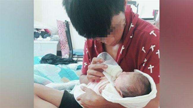 16歲爸PO餵奶照　兩派網友掀論戰