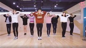 ▲網友將《TT》舞蹈影片，背景音樂換成原住民歌謠。（圖／翻攝臉書影片）