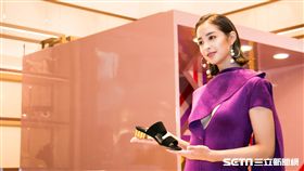  ▲莫允雯身著紫羅蘭色長版洋裝，乍看包緊緊，然而洋裝深底中間卻「神扯破」。（圖／記者陳昱哲攝影）