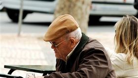 年長者,老年人,老人,失智(圖非新聞當事人／攝影者Pedro Ribeiro Simões,flikr CC License／網址http://bit.ly/1OEUEQz)