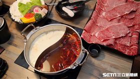 饗樂火鍋,巨無霸海鮮船,鐵達尼巨蝦,龍蝦,伊比利豬。（圖／記者簡佑庭攝）