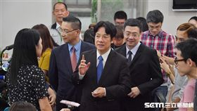 賴清德赴政院記者室　與媒體交流致意新上任的行政院長賴清德（中）8日在行政院秘書長卓榮泰（中右）、行政院發言人徐國勇（中左）陪同下，傍晚前往行政院記者室，和記者交換名片並寒暄致意。中央社記者王飛華攝　106年9月8日