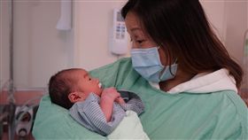 孕婦車禍險喪命  急診剖腹救子不留憾（1）馬偕醫院日前急救一名車禍差點喪命的孕婦，且在急診剖腹救子。乳名「棉花棒」的男嬰出生時不動、不哭，幸好及時治療，母子能幸運避開鬼門關，讓醫療團隊感到溫馨與振奮。（馬偕醫院提供）中央社記者陳偉婷傳真  106年9月8日