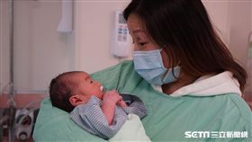 懷有身孕的吳小姐不幸遇上車禍，在馬偕醫療團隊的搶救下，母子均保住性命，也是該院20多年來未曾有過在急診室內就緊急剖腹生產的案例。（圖／馬偕醫院提供）