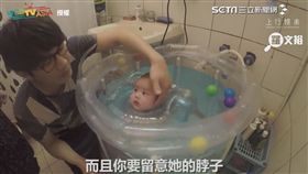 女兒在迷你泳池裡