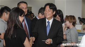 行政院長賴清德第一天上任，前往記者室與媒體寒暄。 （圖／記者林敬旻攝）