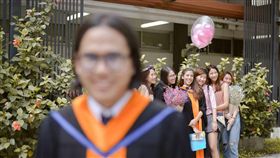 泰國,攝影師,畢業照,拍照,失焦,模糊,男大生,正妹,對焦（圖／翻攝自臉書Panuphong Rordlerdrhai）
https://www.facebook.com/photo.php?fbid=10214833467616591&set=pcb.10214833470736669&type=3&theater