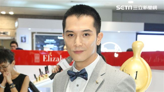 驚見鏡子浮出字！邱澤住飯店嚇破膽