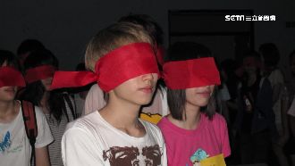 大學迎新照瘋傳！紅布蒙眼撞哏觀落陰