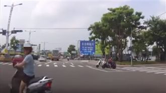 大媽路中央待轉遭叭　飆國罵問候駕駛