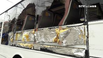 原木貨車一個左轉　客運玻璃全碎光