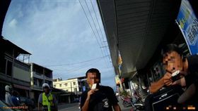 兩名毒品、竊盜通緝犯被警察抓到，還心繫著冰棒。（圖／屏東縣政府警察局東港分局提供）