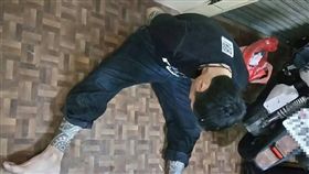 毒品通緝犯李錦輝拒捕，開槍射傷員警李明耀鼠蹊部。（圖／屏東縣政府警察局內埔分局提供）
