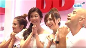 愛玩客主持人吳鳳和艾美，來到Chocola BB的展覽找老朋友，翁滋蔓和林逸欣。（截取自愛玩客臉書）