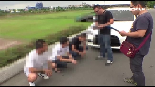 當街連開20多槍　駁火惡煞乖乖被逮
